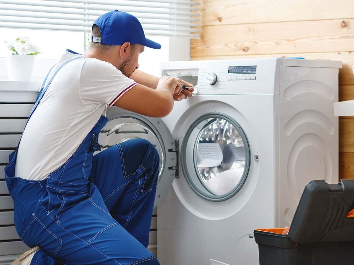 Técnico reparando electrodoméstico Bosch en Lumbrales